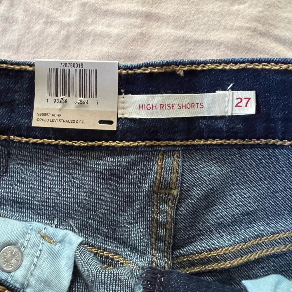 Levi’s High Rise Shorts - Picture 2 of 5